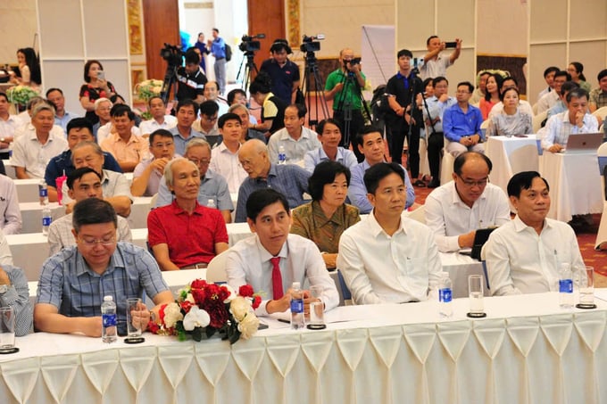 ong-phan-van-ba-150337_49.jpg Ông Phan Văn Bá (hàng đầu, thứ hai từ trái sang), Phó trưởng Văn phòng đại diện Agribank khu vực Tây Nam bộ, tham dự Diễn đàn 'Nhân rộng các mô hình thí điểm thành công của Đề án Phát triển bền vững 1 triệu ha chuyên canh lúa chất lượng cao, giảm phát thải thấp'.