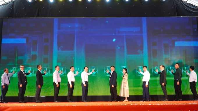 hau-giang-van-hanh-nha-may-chieu-xa-hien-dai-cu-hich-cho-nong-san-dbscl-150443_324.jpg Các đại biểu ấn nút khánh thành nhà máy chiếu xạ tại tỉnh Hậu Giang. Ảnh: Kim Anh.