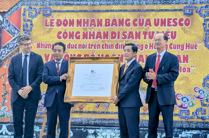 phu-dieu-tren-cuu-dinh-la-di-san-tu-lieu-chau-a--thai-binh-duong-223826_52.jpg Trao bằng công nhận Di sản tư liệu Châu Á - Thái Bình Dương đối với 'Những bản đúc nổi trên chín đỉnh đồng ở Hoàng Cung Huế' cho đại diện tỉnh Thừa Thiên - Huế. Ảnh: Công Điền.