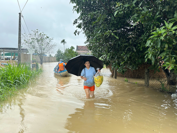 z6064388847080_1f255dbc61ab36ae3d2b1673c7d1c8c6-154454_402.jpg Các tuyến đường bị ngập làm giao thông bị chia cắt. Ảnh: K.X.