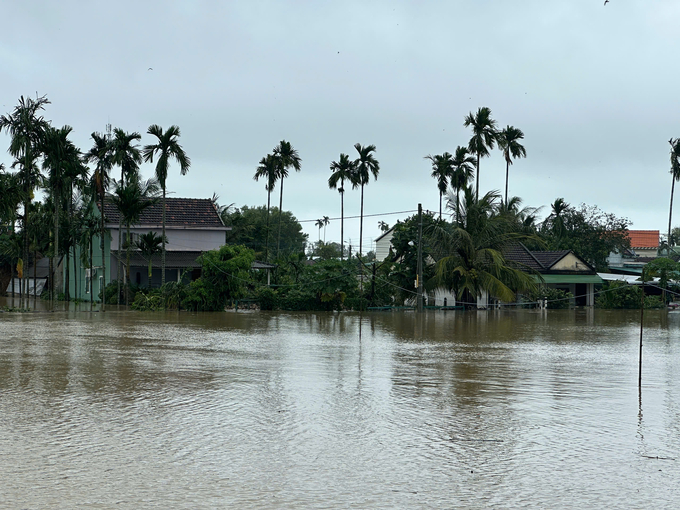 z6064388863432_c727b01958171fd865288841ed18c0ba-154458_5.jpg Nhiều khu dân cư ở thị xã Đức Phổ (Quảng Ngãi) bị ngập sâu do nước sông Trà Câu dâng cao. Ảnh: K.X.