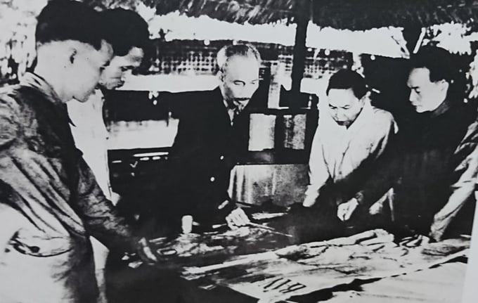 dien-bien-phu-1-143731_414.jpg Tại xã Phú Đình, huyện Định Hóa, tỉnh Thái Nguyên, Chiến khu Việt Bắc, Chủ tịch Hồ Chí Minh, cùng với các đồng chí trong Bộ Chính trị thông qua chủ trương, kế hoạch tác chiến Đông - Xuân (1953 - 1954), Quyết định mở Chiến dịch Điện Biên Phủ, ngày 6/12/1953. Ảnh: Tư liệu.