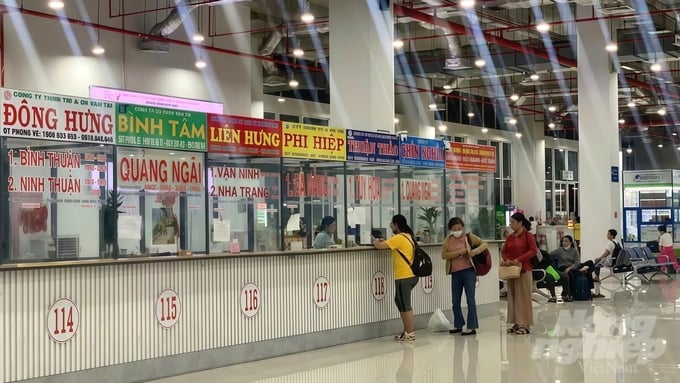 z6066685933027_0cf22ee1c2c2a0052822adf59c5a7a6f-110148_487-110148.jpg Hành khách đến mua vé và di chuyển tại bến xe Miền Đông. Ảnh: Trần Phi.