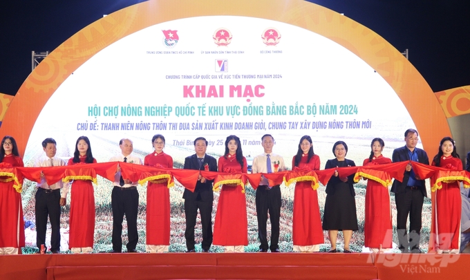 img_6323-221530_43-221531.jpg Các đại biểu cắt băng khai mạc Hội chợ nông nghiệp quốc tế khu vực Đồng bằng Bắc bộ năm 2024. Ảnh: Trung Quân.