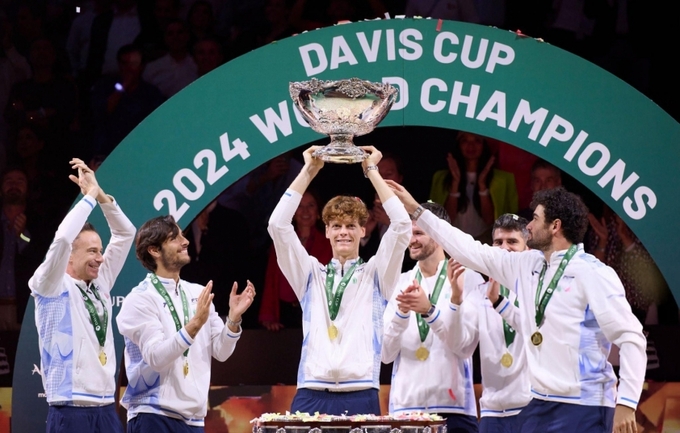 sinner-180315_470.jpg Tay vợt Jannik Sinner cùng đội Italia thắng giải Davis Cup 2024. Ảnh: GettyImages