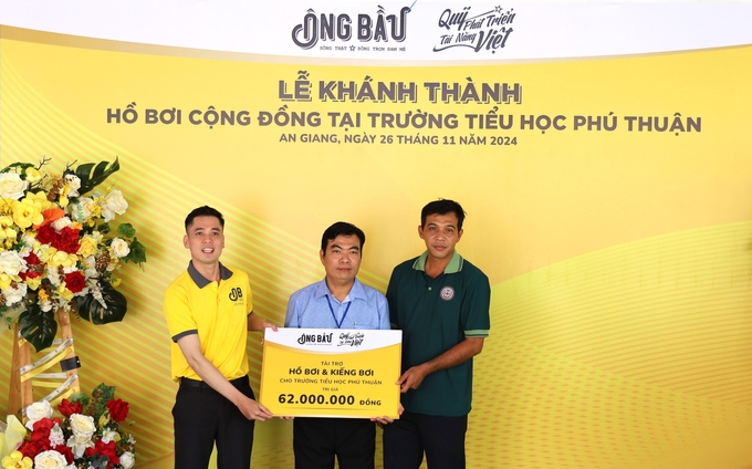 dai-dien-quy-phat-trien-tai-nang-viet-trao-tai-tro-cho-truong-tieu-hoc-phu-thuan-122115_559.jpg Đại diện Quỹ Phát triển Tài năng Việt trao tài trợ cho Trường tiểu học Phú Thuận. Ảnh: Nutifood