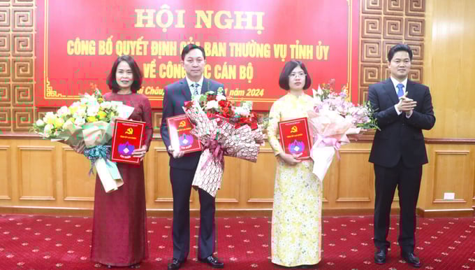 Ông Vũ Mạnh Hà, Ủy viên dự khuyết Ban Chấp hành Trung ương Đảng, Phó Bí thư Thường trực Tỉnh ủy Lai Châu (phải) trao quyết định cho các cán bộ được điều động, bổ nhiệm. Ảnh: T.Phương.