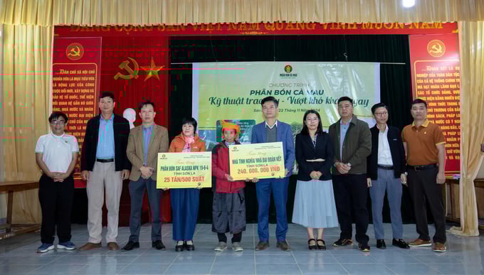 phan-bon-ca-mau-gieo-yeu-thuong-gat-hanh-phuc-132016_381.jpg Chương trình đã trao tặng 25 tấn phân bón và 3 căn nhà tình nghĩa tại Sơn La.