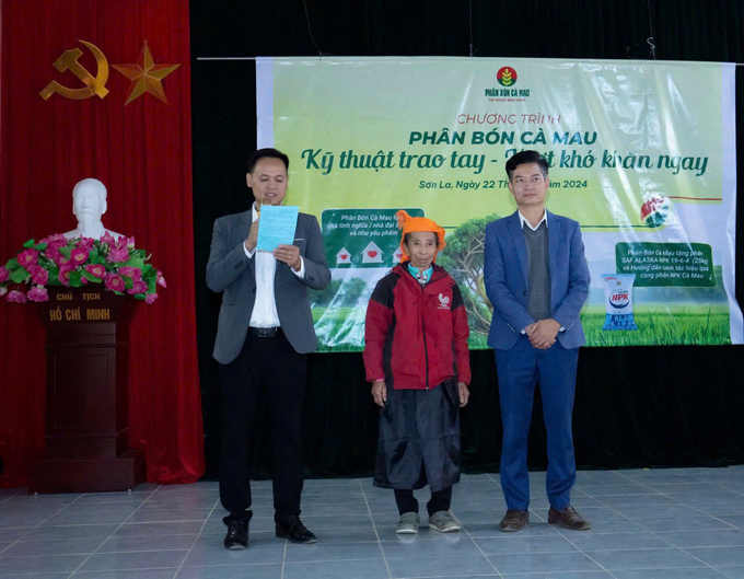 Bà Khuyên tại Chương trình 'Phân Bón Cà Mau - Kỹ thuật trao tay - Vượt khó khăn ngay' được tổ chức tại Sơn La.