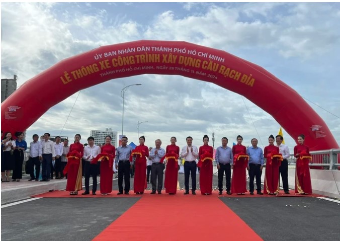 thong-xe-cau-rach-dia-105906_404.jpg Sáng 28/11, cầu Rạch Đỉa nối đôi bờ quận 7 và huyện Nhà Bè chính thức thông xe. Ảnh: Internet.