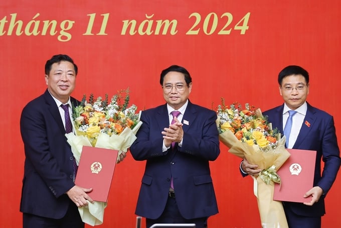 1-064355_466.jpg Thủ tướng Phạm Minh Chính trao Quyết định của Chủ tịch nước bổ nhiệm 2 Bộ trưởng mới. Ảnh: VGP.