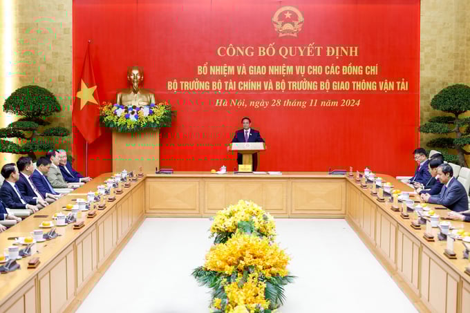 2-064309_841.jpg Thủ tướng lưu ý 2 Bộ trưởng cùng tập thể Chính phủ thực hiện tốt nhiệm vụ rà soát, sắp xếp, tinh gọn bộ máy, tinh giản biên chế. Ảnh: VGP.