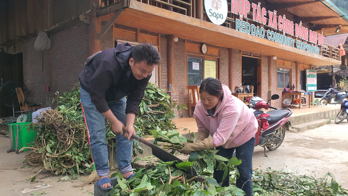 20241108_154631-085647_730-085648.jpg Những tri thức cộng đồng đang được các thế hệ người Dao Tả Phìn phát huy, bảo tồn làm sinh kế bền vững.