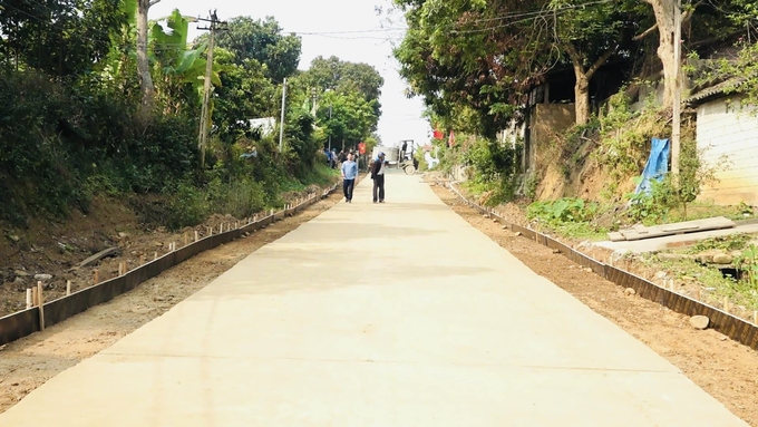 433647516_404461248996119_1189696466549662297_n-213421_37.jpg Những con đường bê tông ở huyện Văn Yên được mở rộng để nâng cao tiêu chí về giao thông. Ảnh: Thanh Tiến.