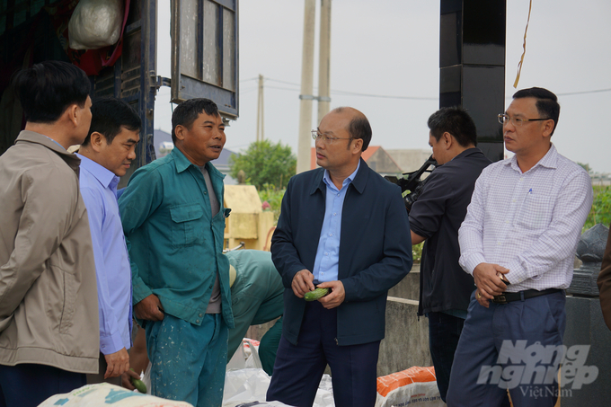 dsc08361-110242_912-110245.jpg Đoàn công tác của Sở NN-PTNT khảo sát vùng trồng dưa, ớt tại Trường Xuân, Thọ Xuân, Thanh Hóa. Ảnh: Quốc Toản.