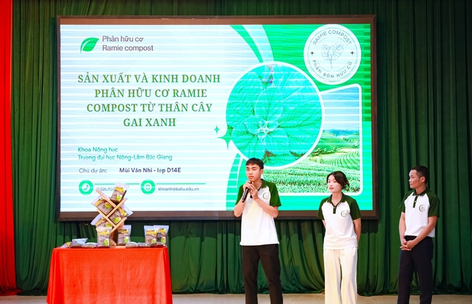 dsc08456-210441_61.jpg Các bạn trẻ chia sẻ về Dự án tại chương trình. Ảnh: BAFU.