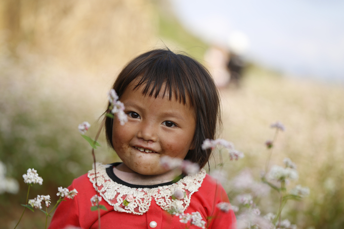 em-be-va-hoa-tam-giac-mach-150422_200.jpg Em bé Tây Bắc.
