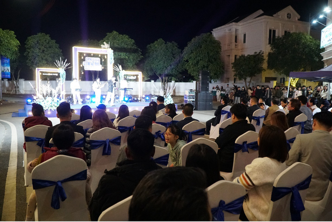 melinh-plaza-yen-bai-170827_374.jpg Hơn 100 quý cư dân, chủ sở hữu, nhà đầu tư tiềm năng thưởng thức đêm nhạc tại dự án Melinh PLAZA Yên Bái.