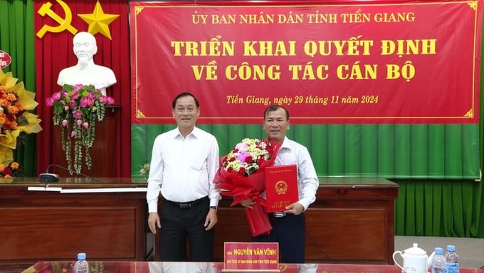 Chủ tịch UBND tỉnh Tiền Giang trao quyết định và tặng hoa chúc mừng tân Giám đốc Sở NN-PTNT. Ảnh: TL.