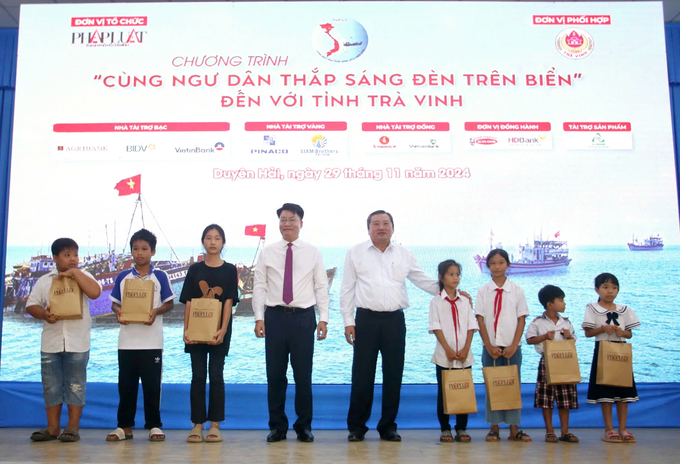 z6081234274982_3fb6afa49801f54f73853d7375a6000d-165152_803.jpg Lãnh đạo tỉnh Trà Vinh và Báo Pháp luật TP. HCM tặng quà cho con ngư dân có hoàn cảnh khó khăn. Ảnh: CVT.