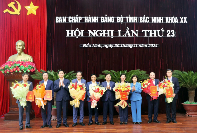 le-xuan-loi-tham-gia-ban-thuong-vu-tinh-uy-bac-ninh-2-17329716265821961872880-1-104822_448.jpg Các đồng chí Thường trực Tỉnh ủy trao Quyết định của Ban Chấp hành Trung ương chỉ định tham gia Ban Chấp hành Đảng bộ tỉnh, khóa XX, nhiệm kỳ 2020-2025 đối với 7 lãnh đạo.