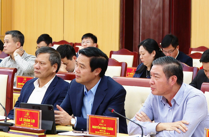 pho-chu-tich-ubnd-tinh-le-xuan-loi-ngoi-giua-tham-du-hoi-nghi-lan-thu-23-ban-chap-hanh-dang-bo-tinh-khoa-xx-104628_515.jpg Phó Chủ tịch UBND tỉnh Lê Xuân Lợi (ngồi giữa) tham dự Hội nghị lần thứ 23, Ban Chấp hành Đảng bộ tỉnh Bắc Ninh khóa XX.