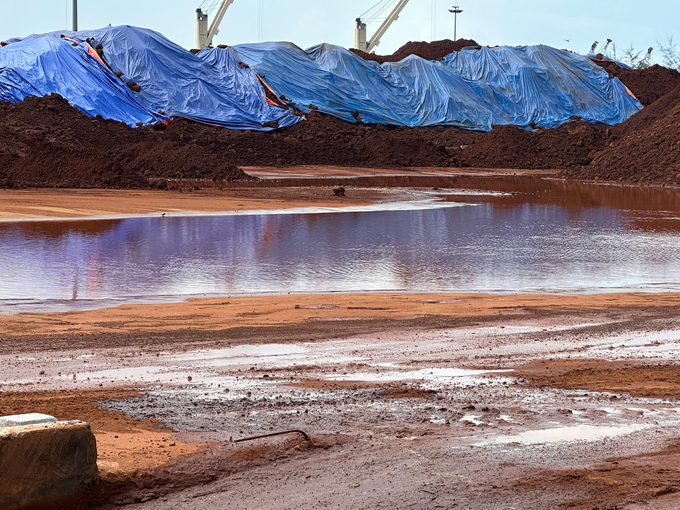 Một bãi tập kết quặng bauxite trong cảng của Công ty TNHH MTV Hào Hưng Huế. Ảnh: VN.