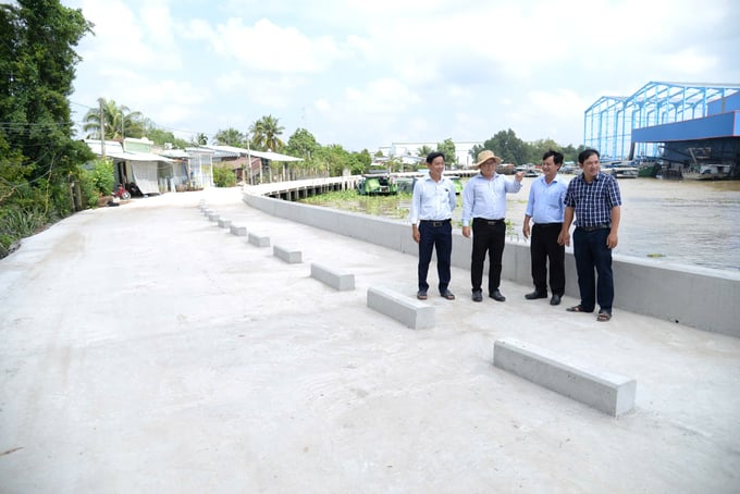 58ed481b56e7f0b9a9f6-162858_625.jpg Chủ đầu tư kiểm tra tiến độ thi công công trình. Ảnh: Minh Đảm.