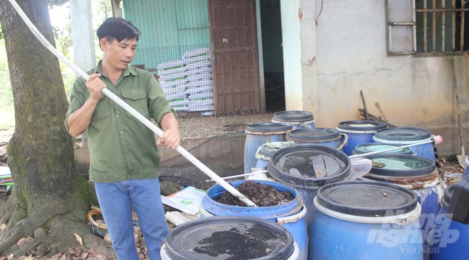 Anh Huy chia sẻ bí quyết tự ủ đạm cá để bón cho vườn sầu riêng. Ảnh: Trần Trung.