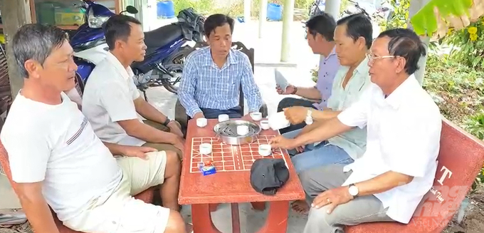 hinh-4-024737_766-024737.jpeg Nông dân chia sẻ kinh nghiệm nuôi cua. Ảnh: Trọng Linh.