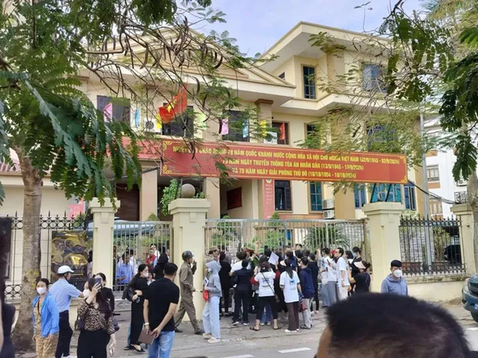 long-bien-113534_346.jpg Nhiều người quan tâm phiên tòa xét xử vụ án nam sinh lớp 8. Ảnh: Bùi Trang.