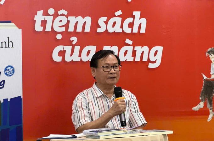 nv-nguyen-nhat-anh-150437_328.jpg Nhà văn Nguyễn Nhật Ánh tại buổi ra mắt 'Tiệm sách của nàng' sáng 5/12 ở TP.HCM.