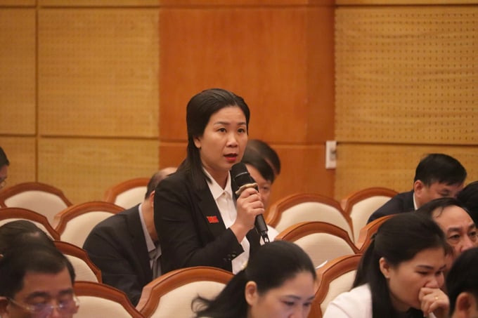 2288977_dai_bieu_la_thi_thuy_to_dai_bieu_tien_yen_binh_lieu_ba_che_chat_van_giam_doc_so_tai_nguyen_moi_truong_09255906-100236_776.jpg Đại biểu La Thị Thủy, Tổ đại biểu Tiên Yên - Bình Liêu - Ba Chẽ, chất vấn Giám đốc Sở Tài nguyên và Môi trường. Ảnh: Báo Quảng Ninh.