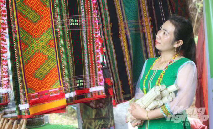 Người dân địa phương tự hào với sản phẩm thổ cẩm, nét văn hóa riêng của người S'Tiêng. Ảnh: Trần Trung.