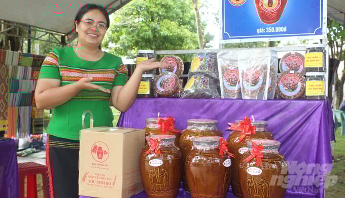 Rượu cần, thức uống độc đáo và khá nổi tiếng của người S'Tiêng vẫn được lưu giữ nơi đây. Ảnh: Trần Trung.