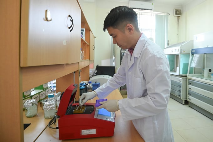 ccm-5-150257_353.jpg Cán bộ Viện Bảo vệ thực vật thao tác xét nghiệm trên máy PCR. Ảnh: Tùng Đinh.
