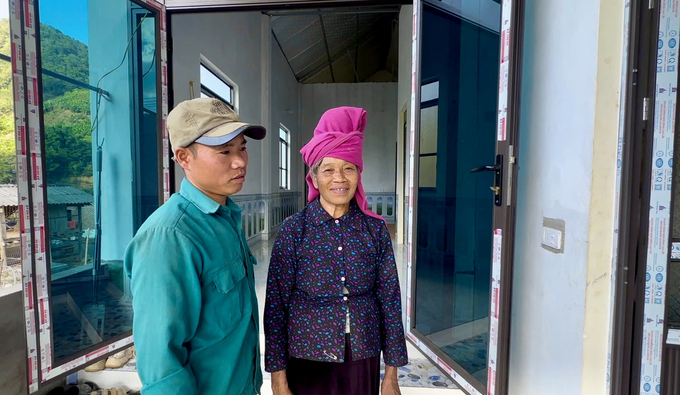 khong-ai-bi-bo-lai-phia-sau-tai-thiet-sau-khi-bi-sat-lo-112621_545.jpeg Ngôi nhà mới của ông Khún (hàng xóm nhà ông Liện) ở bản Ót Luông cũng được xây dựng mới tại khu đất cộng đồng để phòng tránh thiên tai. Ảnh: Đức Bình.