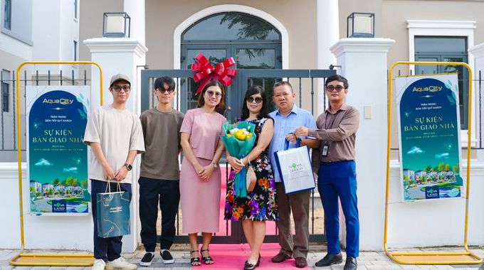anh-chup-man-hinh-2024-12-09-luc-133923-134604_776.jpeg Gia đình anh Phan Sào Nam nhận bàn giao biệt thự tại Aqua City. Ảnh: Đỗ Hưng.