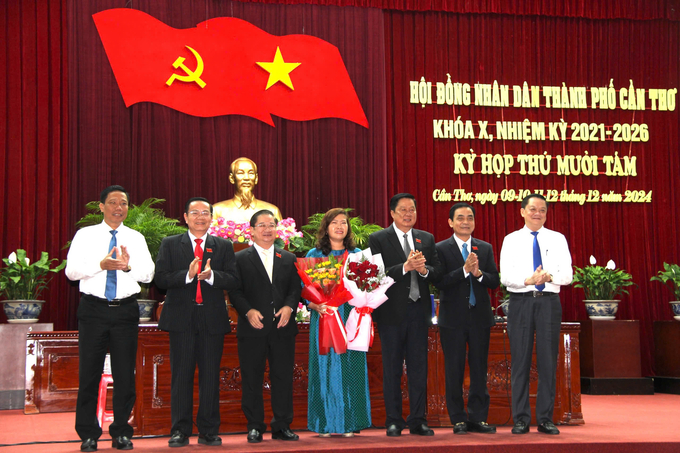 Lãnh đạo TP Cần Thơ chúc mừng bà Nguyễn Thị Ngọc Điệp đã được bầu làm Phó Chủ tịch UBND TP Cần Thơ, nhiệm kỳ 2021 - 2026. Ảnh: KA.