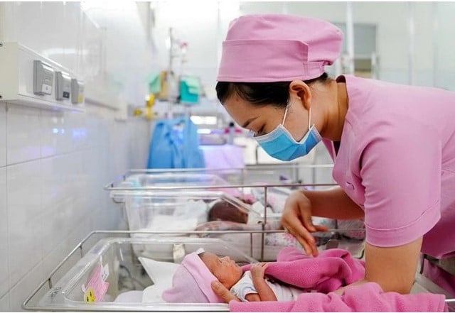 em-be-120605_182.jpg TP.HCM hỗ trợ 3 triệu đồng cho phụ nữ sinh đủ 2 con trước 35 tuổi. Ảnh minh họa: Internet.