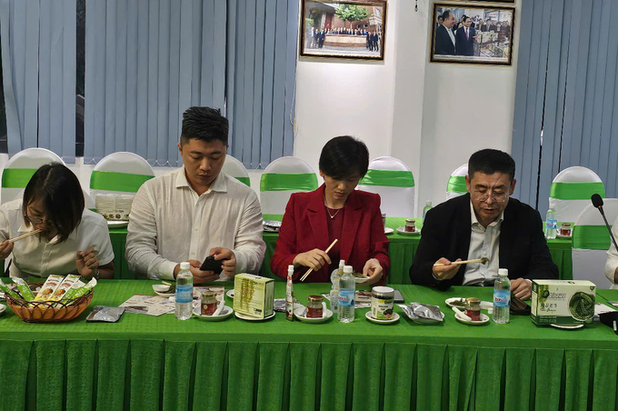 Chinese businesses taste products made from dehydrated sea grapes. Photo: KS.