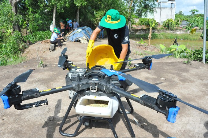 According to the Department of Agriculture and Rural Development, the entire An Giang province has applied 265 drones to rice sowing, fertilizing, spraying pesticides, and serving over 40% of the agricultural production area. Photo: Le Hoang Vu.
