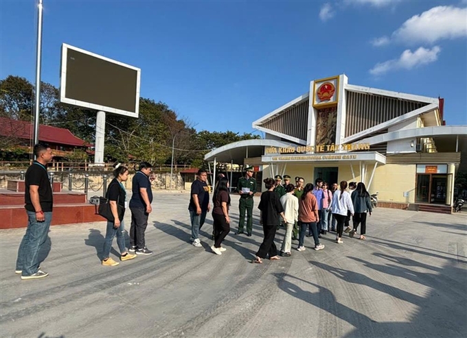 ban-giao-163601_340.jpg Bàn giao nạn nhận về Việt Nam. Ảnh: BCA.