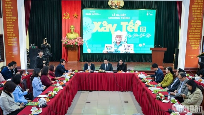 chuong-trinh-xay-tet-2025-se-trao-tang-18500-phan-qua-tet-cho-cong-nhan-151033_779.jpg Quang cảnh Lễ ra mắt chương trình Xây Tết 2025.
