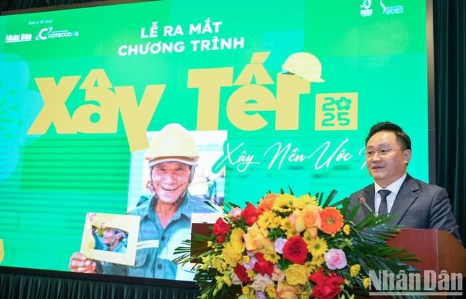 chuong-trinh-xay-tet-2025-se-trao-tang-18500-phan-qua-tet-cho-cong-nhan-151033_804.jpg Ông Phan Văn Hùng, Phó Tổng Biên tập Báo Nhân Dân, phát biểu tại sự kiện.