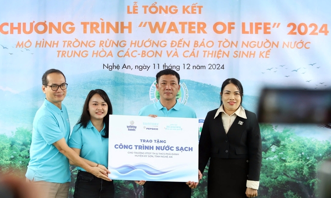 Residents receive clean water facilities. Photo: Thanh Tung.