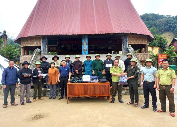 fdcb9c07e6935ccd0582-101635_5.jpg Người dân xã Mà Cooih (huyện Đông Giang) nhận hỗ trợ các trang thiết bị phục vụ công tác bảo vệ rừng. Ảnh: A.N.