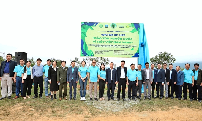 Delegates take a commemorative photo at the project site in Ky Son District, Nghe An Province. Photo: Quynh Huong.