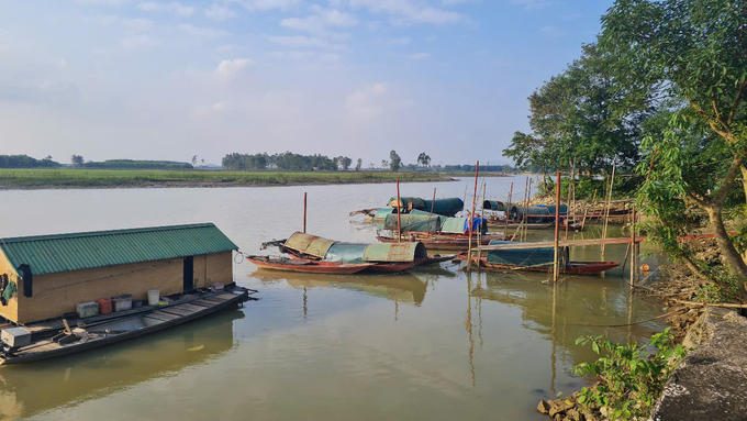 Nghiệp sông nước gắn chặt với bao thế hệ người dân xóm chài Xuân Lam. Ảnh: Việt Khánh.
