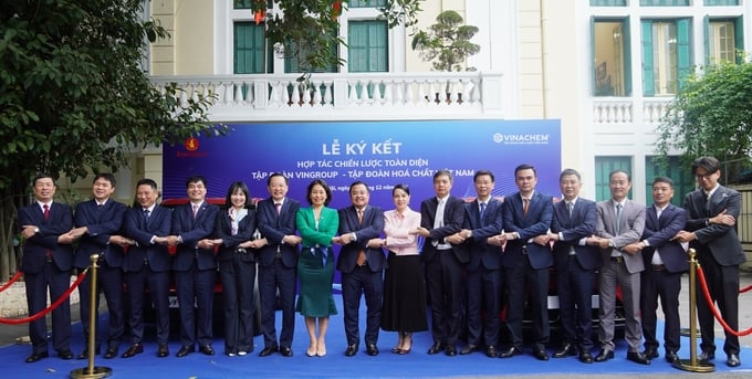 vinachem-va-vingroup-ky-ket-bien-ban-ghi-nho-mou-164647_699.jpg Vinachem và Vingroup cam kết cùng nhau thúc đẩy phát triển những dự án tiềm năng trên nhiều lĩnh vực.